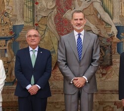 Su Majestad el Rey junto a los miembros que componen la Mesa Directiva de la Real Academia de Ciencias Morales y Políticas