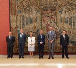 Su Majestad el Rey junto a los miembros que componen la Mesa Directiva de la Real Academia de Ciencias Morales y Políticas