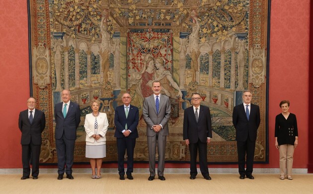 Su Majestad el Rey junto a los miembros que componen la Mesa Directiva de la Real Academia de Ciencias Morales y Políticas