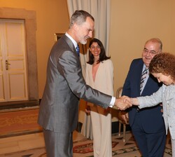 A su llegada, Su Majestad el Rey recibe el saludo de las autoridades
