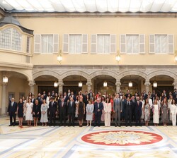 Su Majestad el Rey junto a las últimas promociones de Registradores de la Propiedad, Mercantiles y de Bienes Muebles