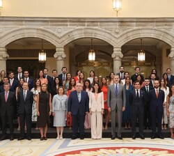 Su Majestad el Rey junto a las últimas promociones de Registradores de la Propiedad, Mercantiles y de Bienes Muebles