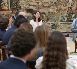 Su Majestad el Rey conversa con los asistentes a la audiencia