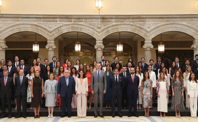 Su Majestad el Rey junto a las últimas promociones de Registradores de la Propiedad, Mercantiles y de Bienes Muebles