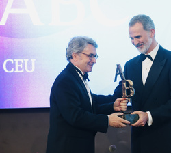 Su Majestad el Rey entrega el Premio “Mariano de Cavia” a Andrés Trapiello