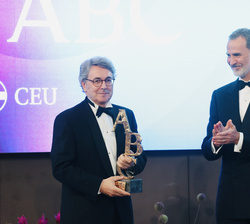 Su Majestad el Rey tras la entrega del Premio “Mariano de Cavia” a Andrés Trapiello