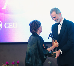 Su Majestad el Rey entrega el Premio "Luca de Tena" a Inés Artajo