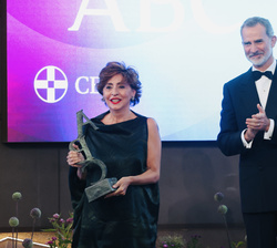Su Majestad el Rey tras entregar el Premio "Luca de Tena" a Inés Artajo