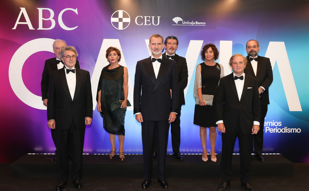 Fotografía de grupo de Su Majestad el Rey con el presidente de Vocento, el director de ABC, el presidente del jurado, presidente de la Fundación Unive