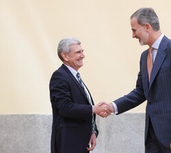 El Rey recibe el saludo del presidente de la Corporación Radio Televisión Española, José Manuel Pérez Tornero