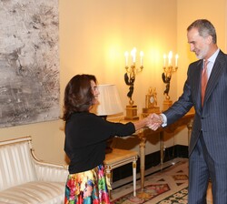 El Rey recibe el saludo de la presidenta de la Asociación Profesional del Cuerpo Superior de Técnicos de la Administración de la Seguridad Social, Mar