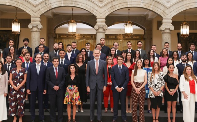 Su Majestad el Rey con las últimas promociones del Cuerpo Superior de Técnicos de la Administración de la Seguridad Social