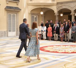 Don Felipe y la directora ejecutiva se dirige al encuentro con los alumnos de la Universidad de Georgetown