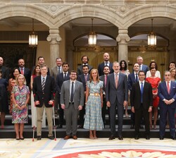 Su Majestad el Rey junto a la delegación de alumnos de la Universidad de Georgetown