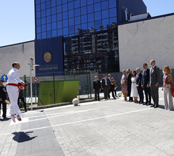 Su Majestad el Rey junto al resto de autoridades y personalidades durante el aurresku de honor