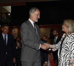 Don Felipe recibe el saludo de los familiares de Miguel Ángel Blanco