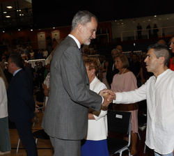 Don Felipe recibe el saludo de los familiares de Sotero Mazo