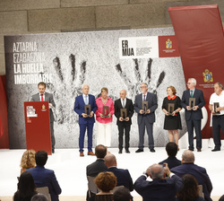 La corporación municipal de Ermua en 1997 y María del Mar Blanco con la réplica del monumento "Homenaje a las víctimas del terrorismo"