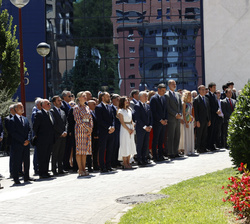 Su Majestad el Rey junto al resto de autoridades y personalidades durante el minuto de silencio
