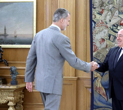 S.M. el Rey recibe el saludo del presidente de CRUE Universidades Españolas y rector de la Universidad Carlos III, Juan Romo Urroz