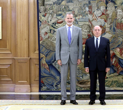 S.M. el Rey junto al presidente de CRUE Universidades Españolas y rector de la Universidad Carlos III, Juan Romo Urroz