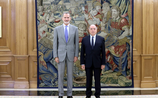 S.M. el Rey junto al presidente de CRUE Universidades Españolas y rector de la Universidad Carlos III, Juan Romo Urroz