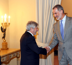 Su Majestad el Rey recibe el saludo del director general del Catastro, Fernando de Aragón Amurárriz