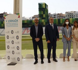 Su Majestad la Reina a su llegada al Estadio Vallhermoso de Madrid, con las autoridades