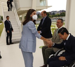 Doña Letizia recibe la bienvenida a la instalaciones deportivas