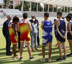 Doña Letizia con los atletas en las instalaciones deportivas