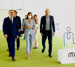 la Reina se dirige al interior para presidir el evento