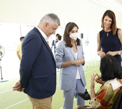 Doña Letizia conversa con la ex nadadora paralímpica y Premio Princesa Asturias de los Deportes, Teresa Perales
