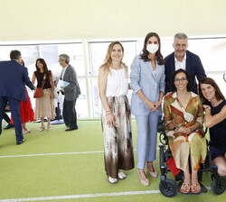 La Reina junto a la ex nadadora paralímpica y Premio Princesa Asturias de los Deportes, Teresa Perales, y acompañantes
