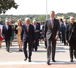 El Rey, acompañado por los miembros del Consejo General de Cáritas Española, se dirige a la sala de audiencias