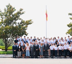 Su Majestad el Rey junto a los participantes en la XVII edición del Programa “Becas Europa” de la Universidad Francisco de Vitoria