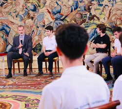 Don Felipe se dirige a los becados durante la audiencia