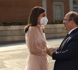 Su Majestad la Reina recibe el saludo del ministro de Cultura y Deporte, Miquel Iceta a su llegada