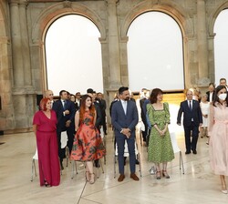 Sus Majestades los Reyes se dirigen a ocupar su lugar para el inicio de la entrega de premios