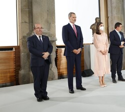 Don Felipe y Doña Letizia en el escenario para la entrega de los galardones junto al ministro de Cultura y Deporte y el secretario general de Cultura 
