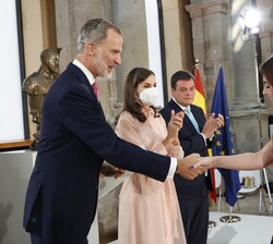 Su Majestad el Rey entrega el Premio Nacional de Literatura, en su modalidad Poesía Joven "Miguel Hernández" a Alba Cid por "Atlas"