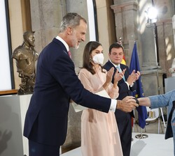 Su Majestad el Rey entrega el Premio Nacional a la Mejor Traducción a Isabel García Adánez por la traducción de "Siempre la misma nive y siempre 