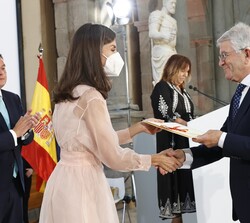 Su Majestad la Reina entrega el Premio Nacional a la Obra de un traductor a Francisco Xavier Senín