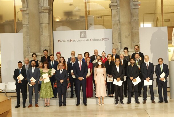 Fotografía de Grupo de los galardonados en los Premios Nacionales de Cultura 2020 junto a Sus Majestades los Reyes
