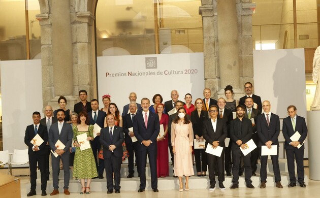 Fotografía de Grupo de los galardonados en los Premios Nacionales de Cultura 2020 junto a Sus Majestades los Reyes