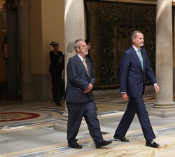 El Rey y el director de la Agencia Estatal de Seguridad Ferroviaria, Pedro María Lekuona, se dirigen a la audiencia