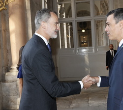 Su Majestad el Rey recibe el saludo del presidente del Gobierno, Pedro Sánchez, a su llegada al Palacio Real de Madrid