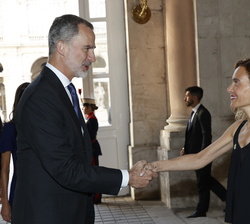 Su Majestad el Rey recibe el saludo de la presidenta del Congreso de los Diputados, Meritxell Batet, a su llegada al Palacio Real de Madrid