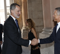 Su Majestad el Rey recibe el saludo del presidente del Senado, Ander Gil, a su llegada al Palacio Real de Madrid