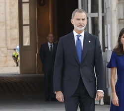 Sus Majestades los Reyes a su llegada a la Plaza de Armas del Palacio Real de Madrid