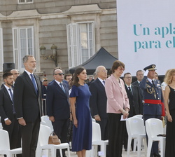 Sus Majestades los Reyes durante la interpretación del Himno Nacional